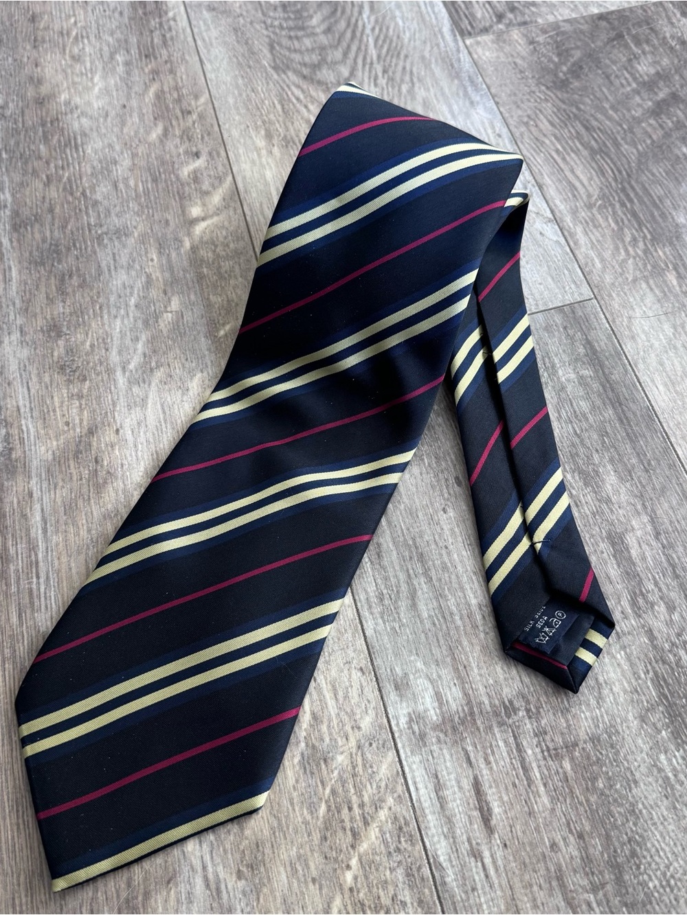 Burberry London Silk Classic Navy Diagonal Stripe Tie with Cream & Red Accents - Picture 1 of 8